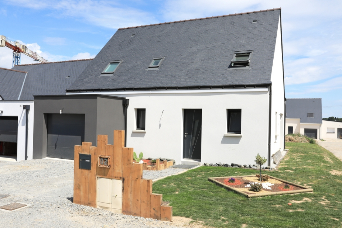 Une maison individuelle, avec un peu de terrain