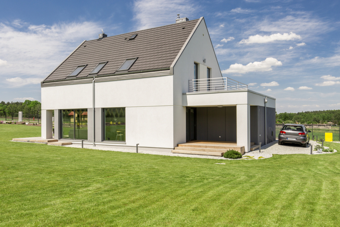 Une maison individuelle entourée de son terrain 