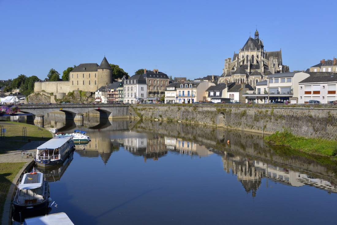 La rivière la Mayenne, dans la commune de Mayenne