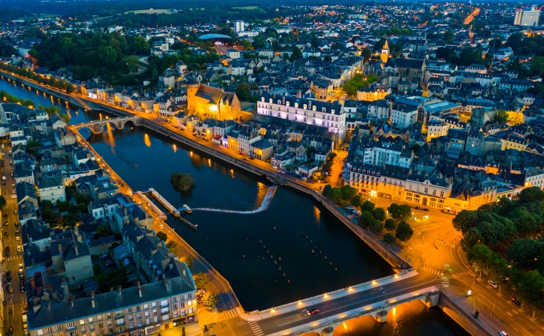 Ville de Laval, de nuit