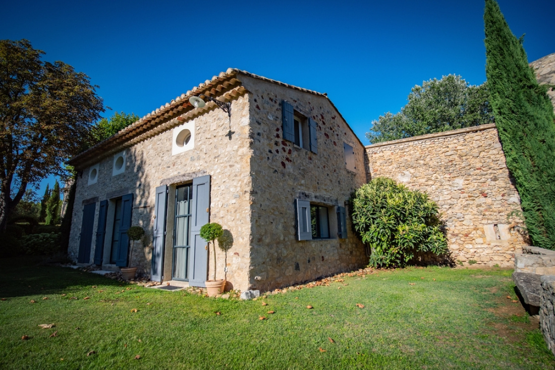 Gîte à la campagne avec des volets bleus