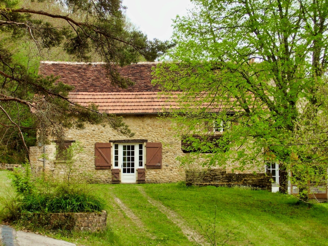 Gîte à la campagne avec un jardin arboré