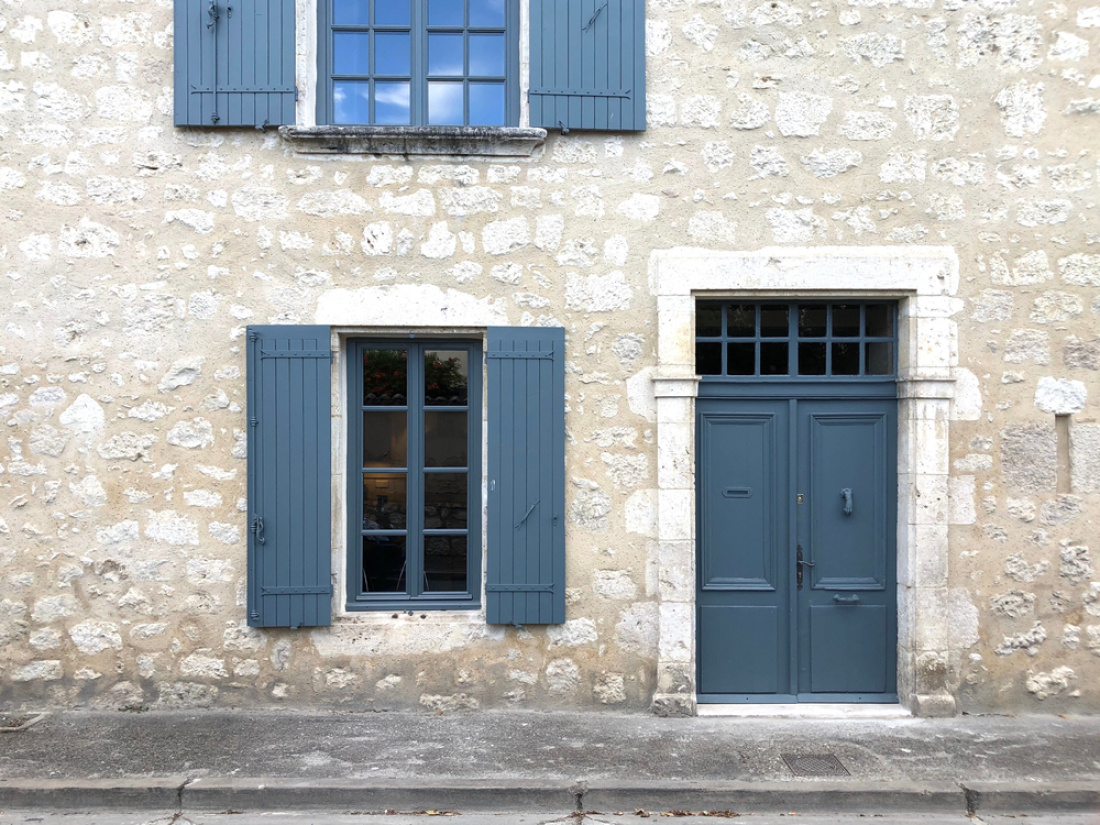 Façade d'une maison ancienne joliment rénovée