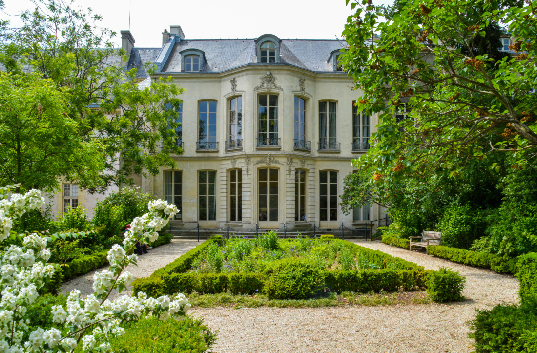 Une belle demeure entourée de son parc arboré