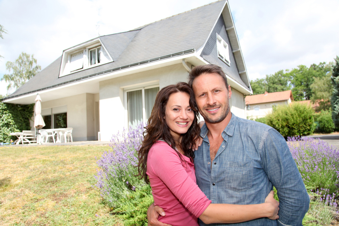 Couple qui vient de faire l'acquisition d'une maison