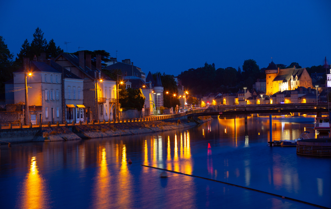 La ville de Laval, de nuit