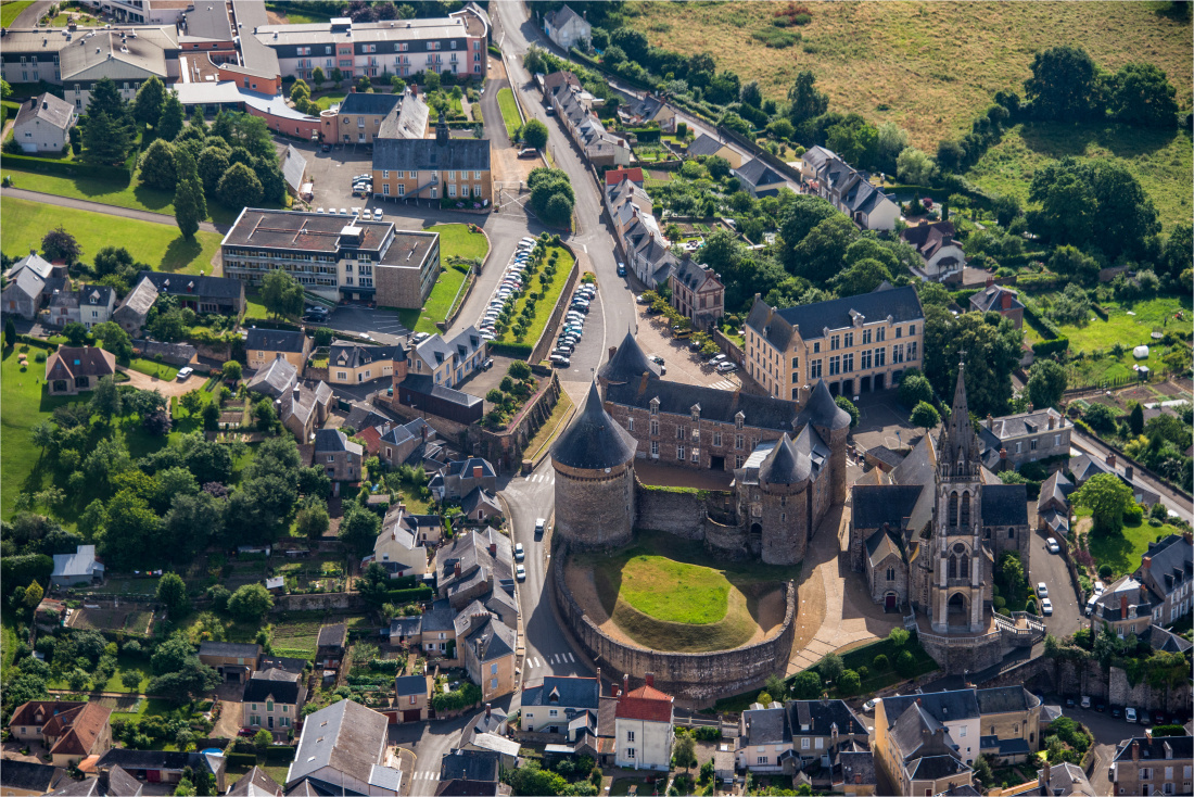 Vue aérienne de la commune de Sillé le Guillaume