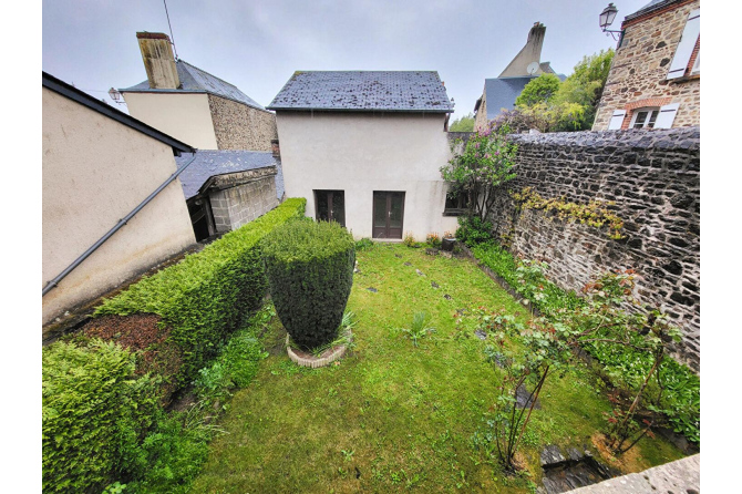 Maison à Montsurs