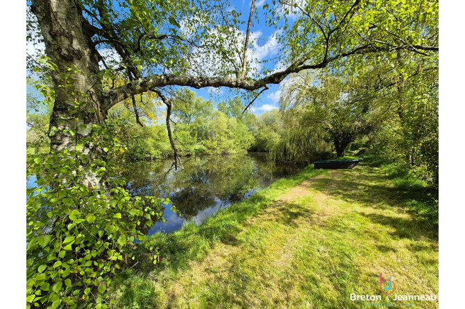 Superb property with lake in the Lassay les Châteaux area