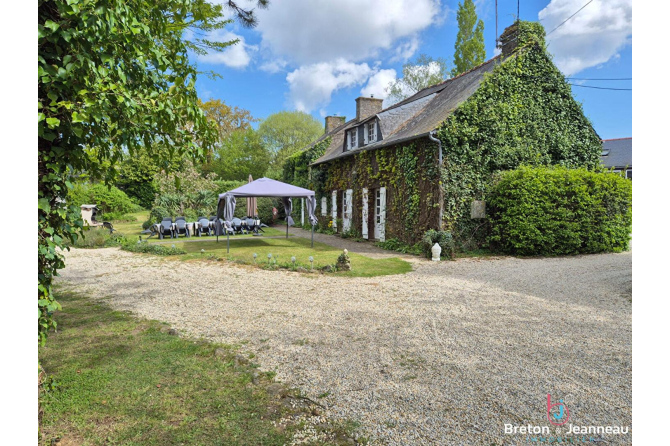 Superb property with lake in the Lassay les Châteaux area