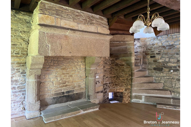 Maison en pierres du 16e siècle à Tremblay