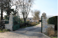 House with lake in Houssay