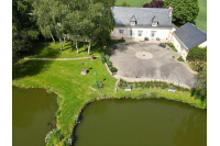 House with lake in Houssay