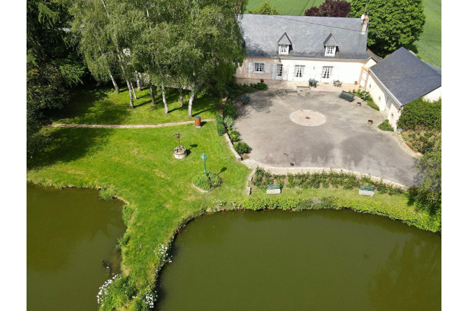 House with lake in Houssay