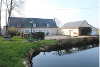 House with lake in Houssay