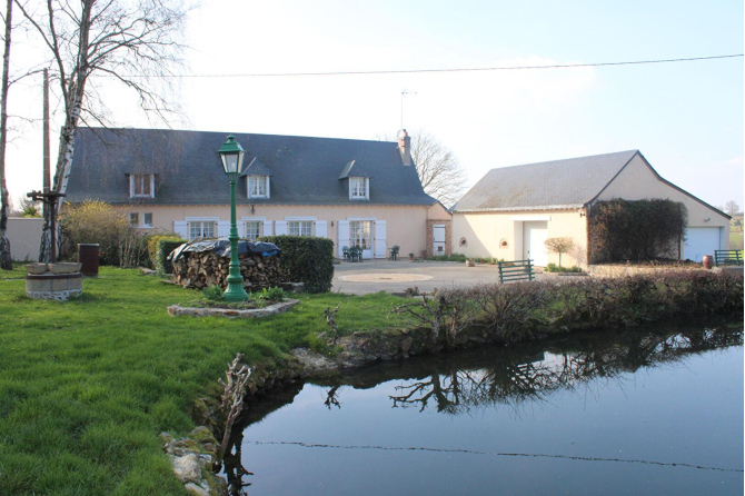 House with lake in Houssay