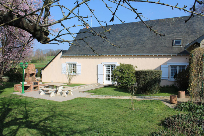 House with lake in Houssay