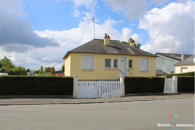 Pavilion in Gorron close to shops