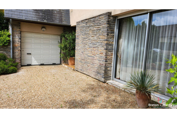 Opportunité Rare à Saint-Berthevin ! Maison avec Bureaux à Proximité de la Forêt