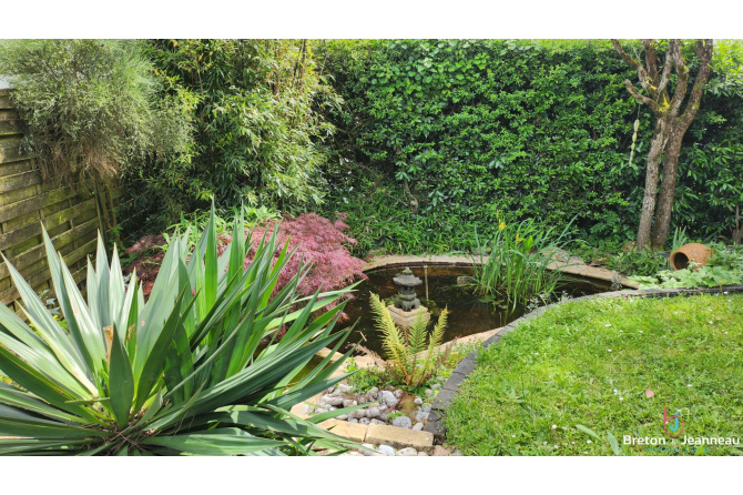 Opportunité Rare à Saint-Berthevin ! Maison avec Bureaux à Proximité de la Forêt