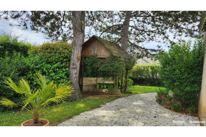 Opportunité Rare à Saint-Berthevin ! Maison avec Bureaux à Proximité de la Forêt