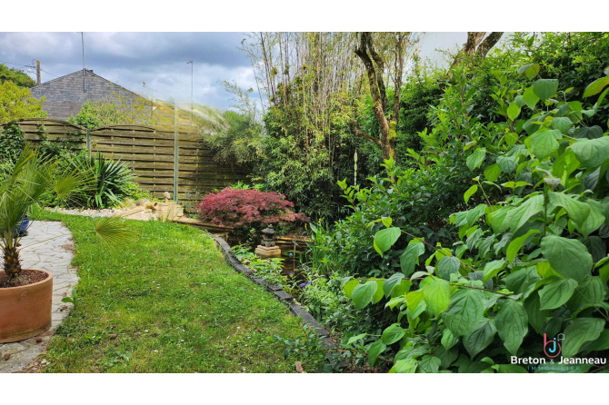 Opportunité Rare à Saint-Berthevin ! Maison avec Bureaux à Proximité de la Forêt