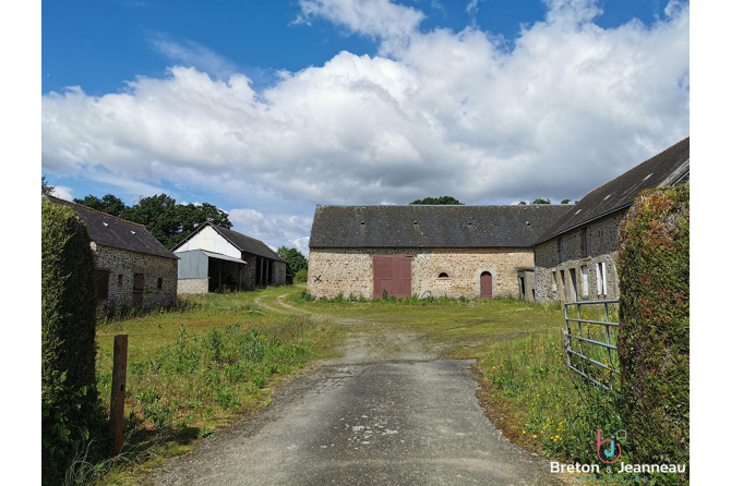 Ancien Corps de ferme sur 2 ha 42 à Villaines La Juhel