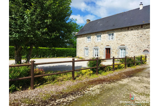 Farmhouse on one hectare MAYENNE sector