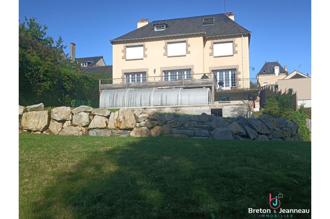 Maison avec piscine couverte à Laval