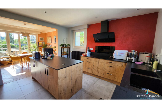 House with indoor pool in Laval