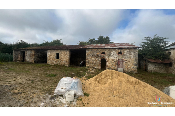 Farmhouse to renovate in Saint-Berthevin