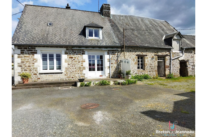 Stone farmhouse on the Mayenne/Villaines la Juhel axis