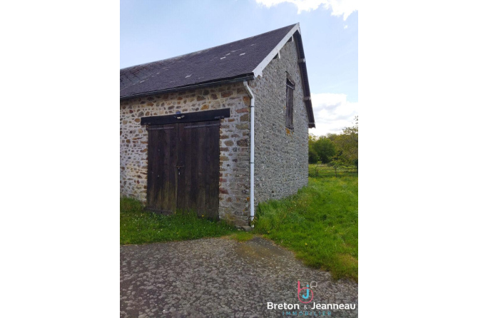 Stone farmhouse on the Mayenne/Villaines la Juhel axis