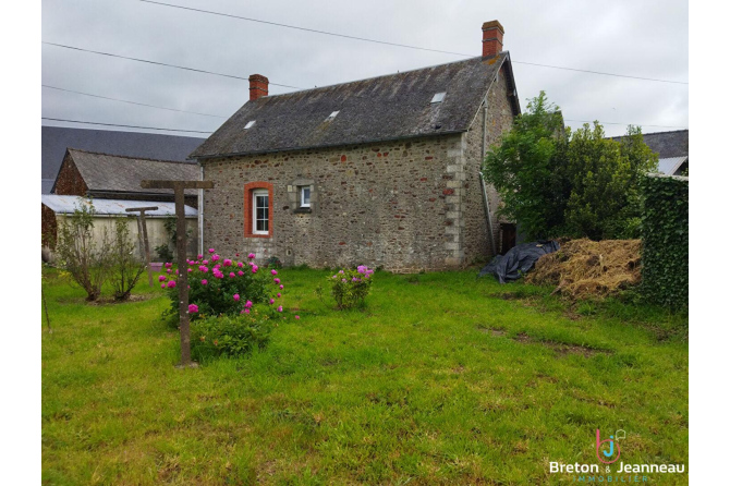 Stone farmhouse on the Mayenne/Villaines la Juhel axis