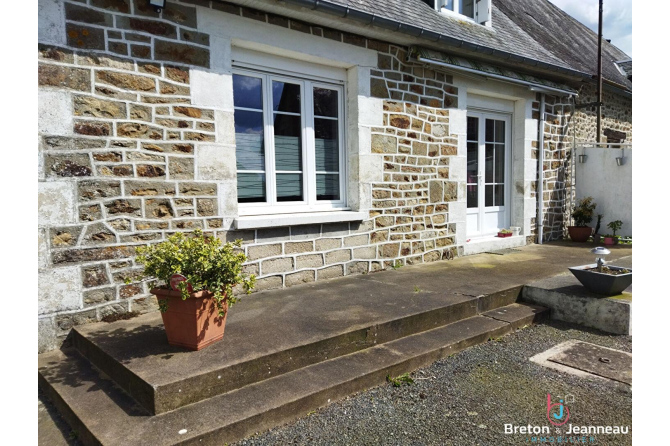 Stone farmhouse on the Mayenne/Villaines la Juhel axis