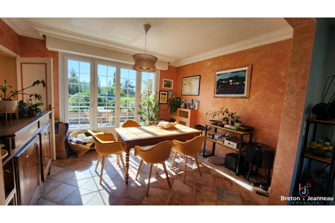 House with indoor pool in Laval