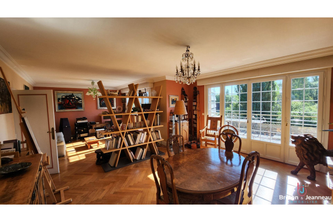 House with indoor pool in Laval