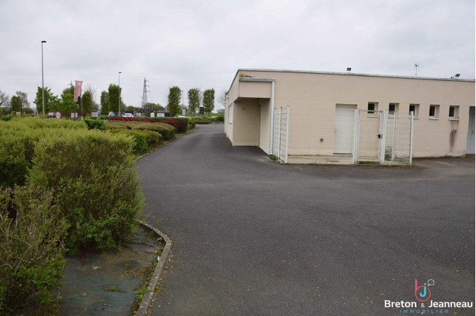 Local commercial  à Ernee de 324 m2 avec parkings