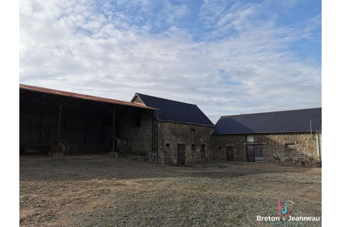 Maison avec dépendances secteur Bais