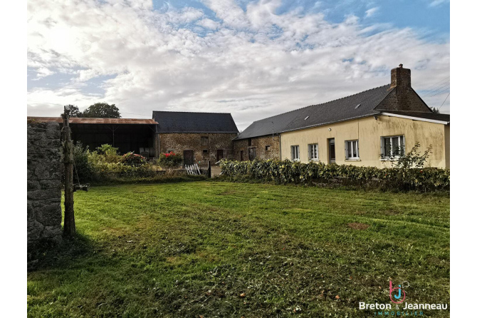 House with outbuildings in the Bais sector