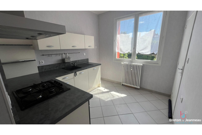 Apartment with balcony in the center of Laval