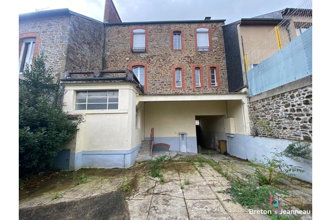 Maison rénovée centre-ville de fougères, cour , stationnement