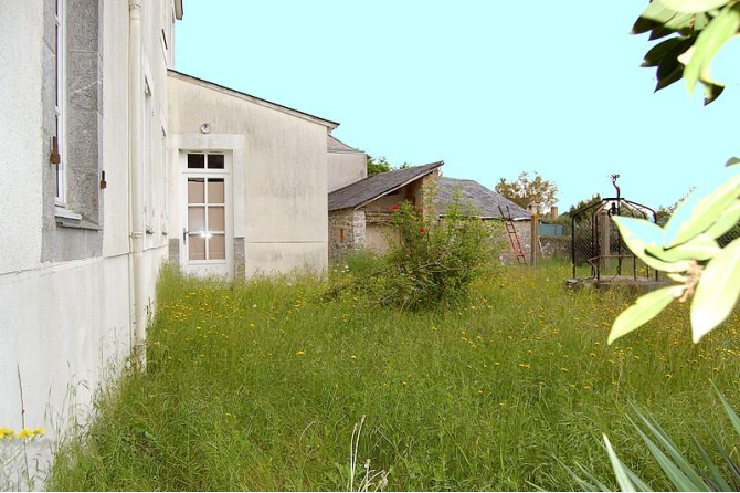 Former school in the Meslay du Maine sector