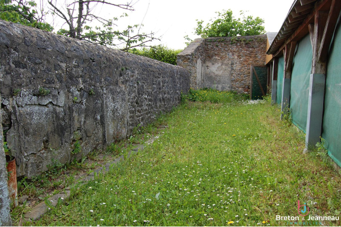 Former school in the Meslay du Maine sector