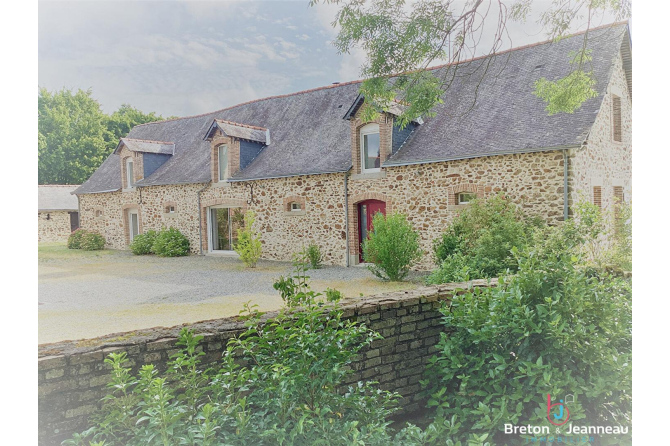 Superb farmhouse for sale in Ahuillé