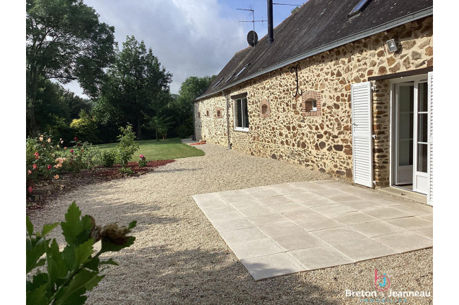 Superb farmhouse for sale in Ahuillé