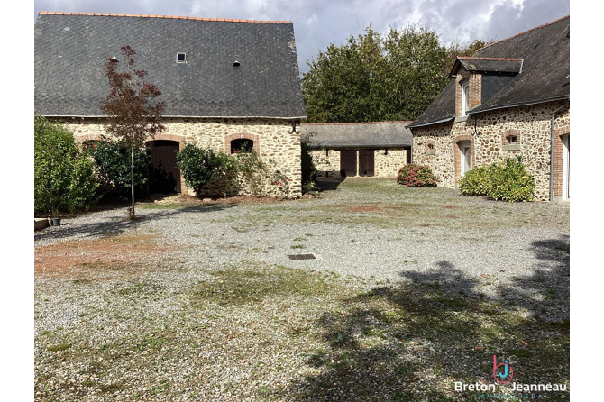 Superb farmhouse for sale in Ahuillé