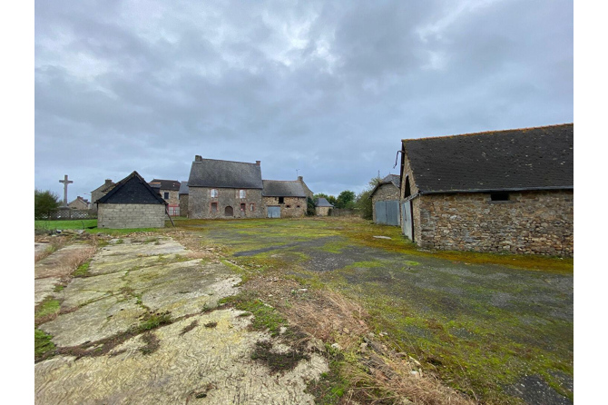 Maison  à rénover à Saint Chirstophe des Bois , dépendances, grand terrain