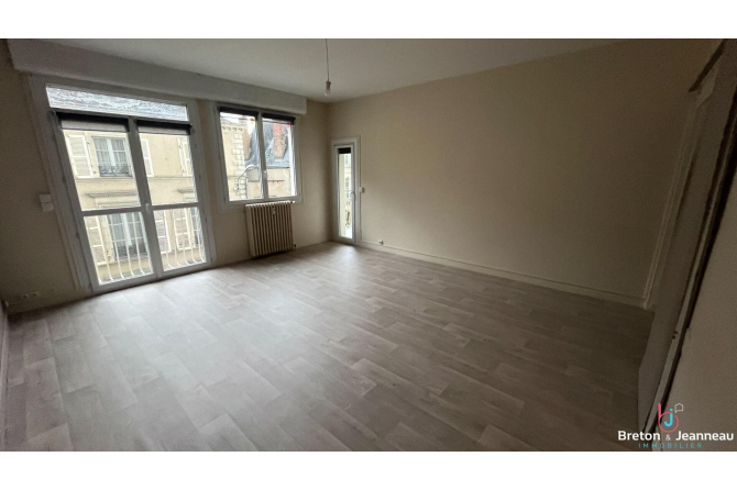 Apartment with balcony in the center of Laval