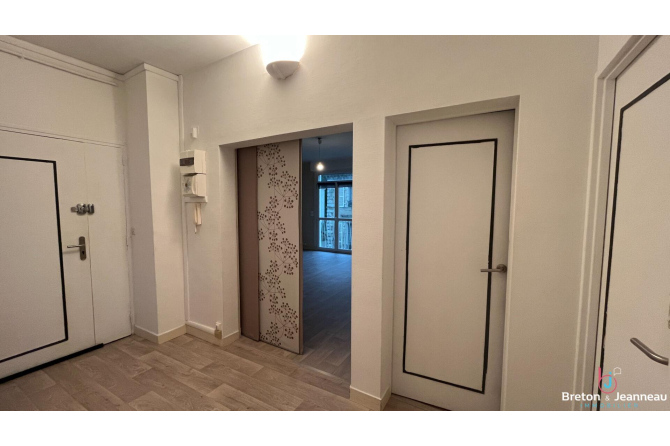 Apartment with balcony in the center of Laval